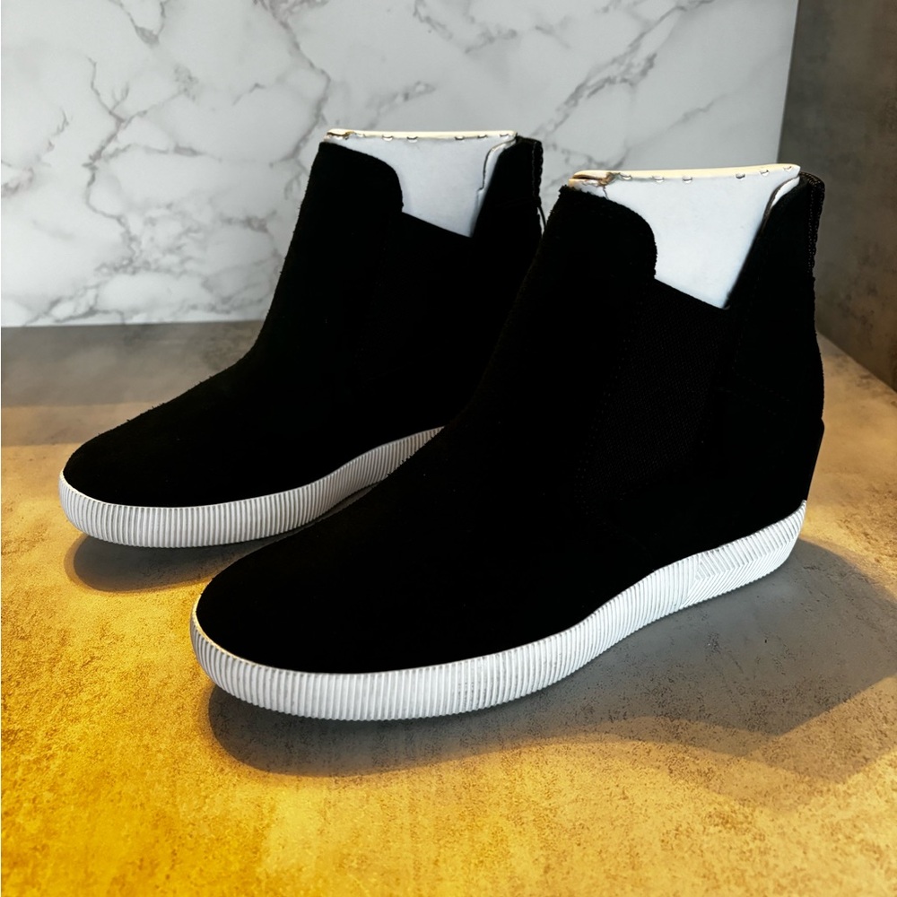 Brand New Sorel Out N About Slip-On Women’s Wedge Boot. Black Suede. Size 7